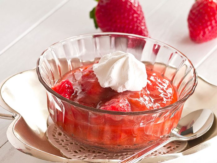 Recette de compote à la rhubarbe et aux fraises.