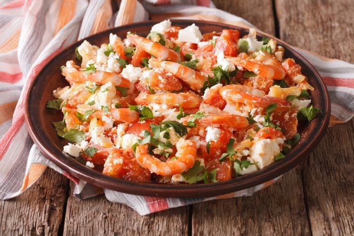 Une recette santé pour les hommes de crevettes, tomates et feta
