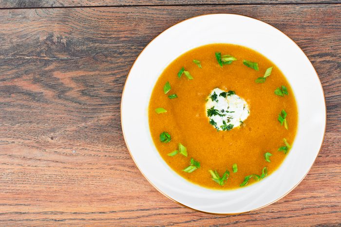 Une recette de soupe aux légumes-racines faible en calories.