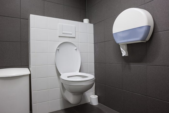 Couvrir le siège de toilette avec du papier: efficace ou non?