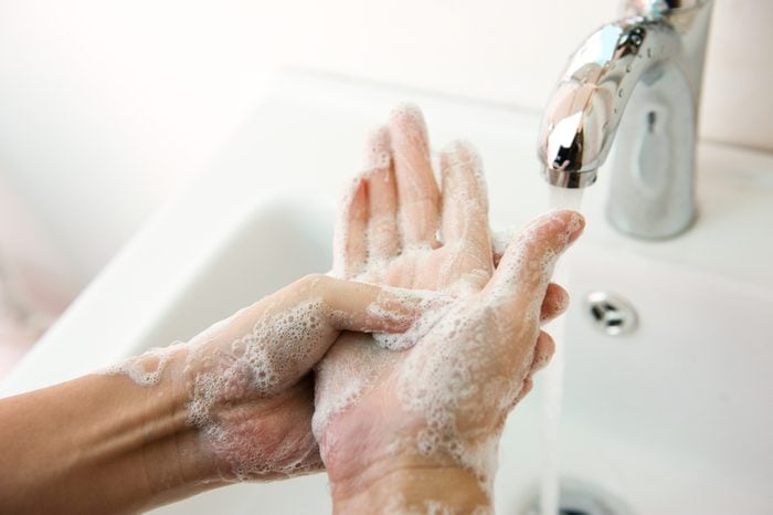 Est-il efficace de se laver les mains dans les toilettes publiques?