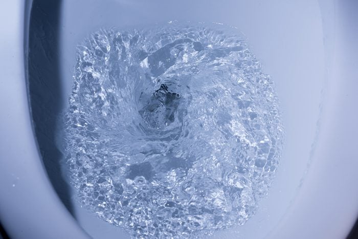 Tirer la chasse d'eau des toilettes avant de s'y asseoir: est-ce plus hygiénique?