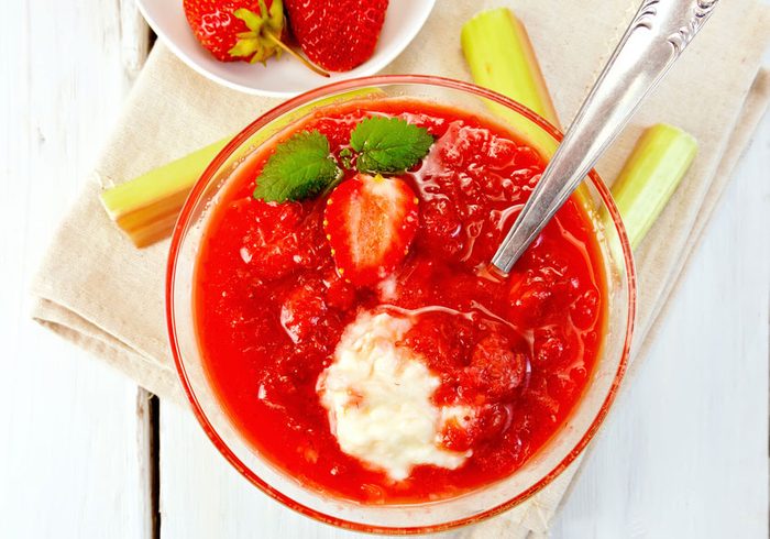 Recette de rhubarbe vanillée à la mousse de fraise.