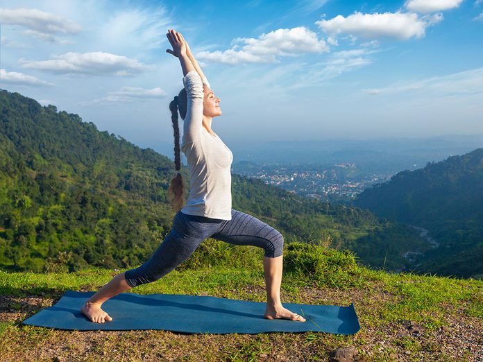 Voici 8 postures de yoga tonifiantes.