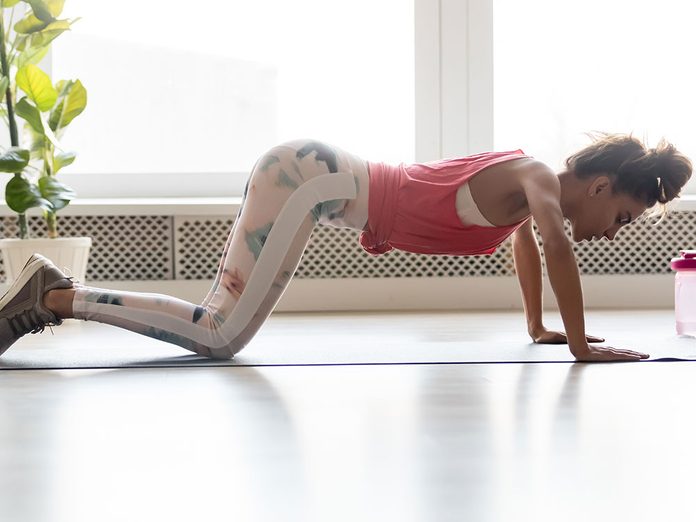Essayez la posture de yoga modifiée du bâton pour retrouver de l'énergie.