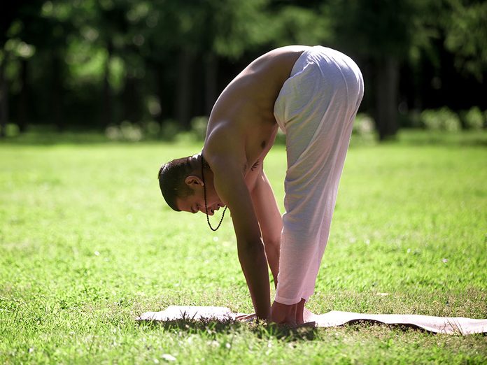 Essayez la posture de yoga de flexion avant pour retrouver de l'énergie.