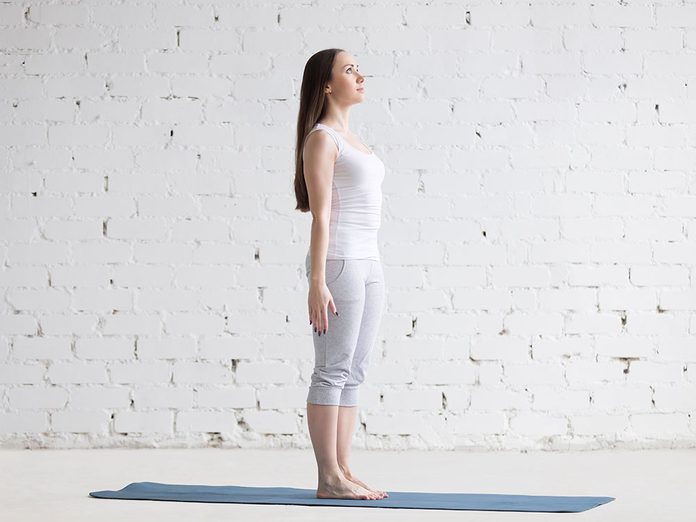 Essayez la posture de yoga de la montagne pour retrouver de l'énergie.