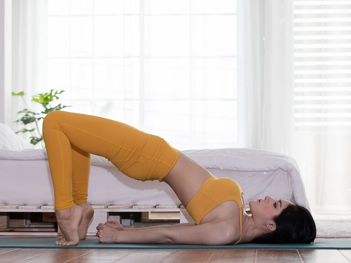 Essayez la posture de yoga du pont pour retrouver de l'énergie.