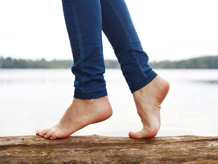 Marchez pieds nus pour développer votre sens du toucher.