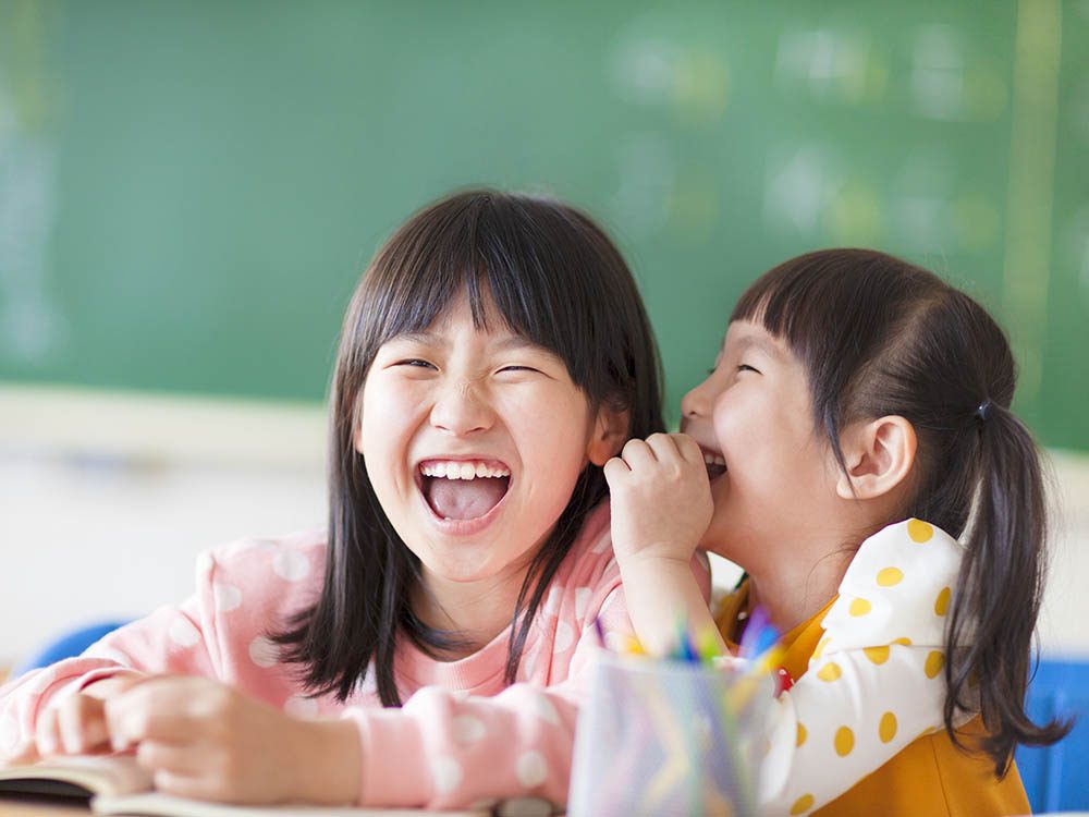 Les bienfaits du rire: il améliore les relations en classe.