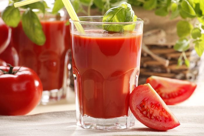 Le jus de tomate est salé et moins bon pour la santé.