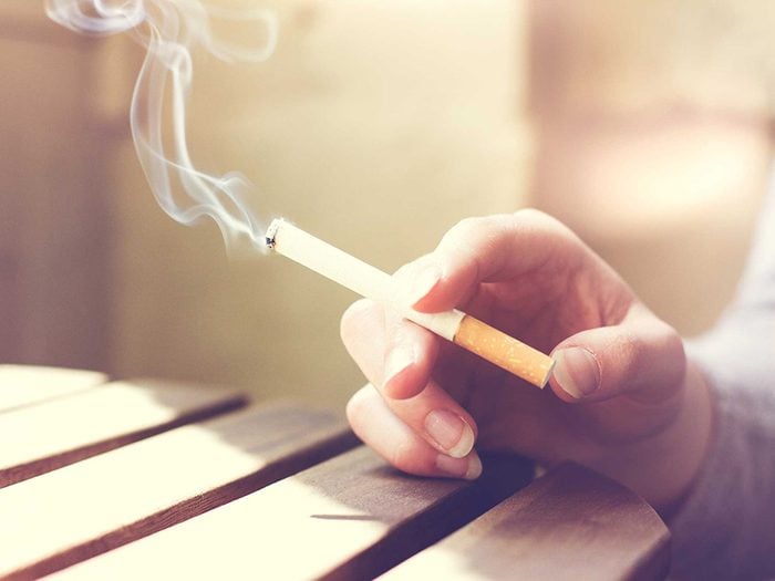 Fumer augment les risques de souffrir d’une maladie buccale.