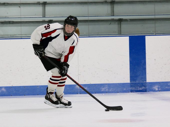 Une jeune femme joue au hockey féminin sur glace