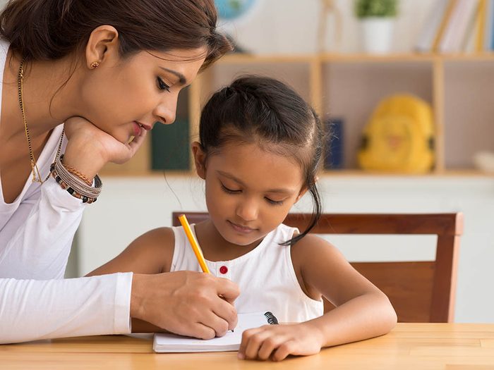Pour faire aimer l’école à votre enfant, aidez-le à faire ses devoirs.