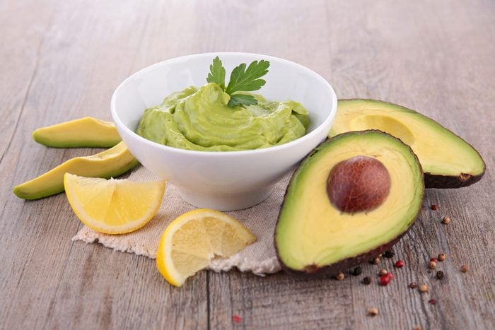 Vous pouvez prévenir l’oxydation du guacamole ou d’une salade de fruits avec du citron.
