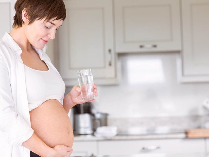 En cas de nausée de grossesse, buvez beaucoup d'eau.