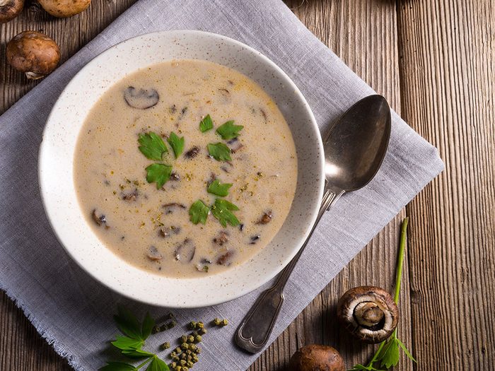 Préparez-vous une soupe réconfortante à base de champignons.