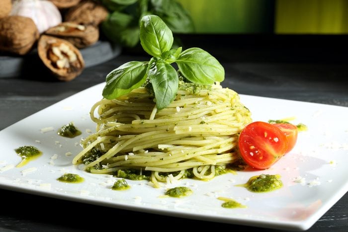 Recettes végétariennes: une des meilleures recettes de spaghetti au pesto de roquette.
