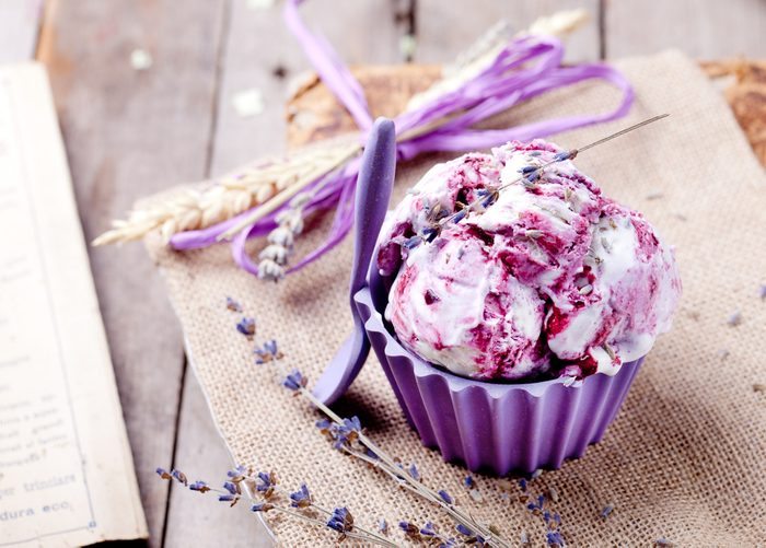 Une crème glacée végétalienne santé à la lavende et au chocolat