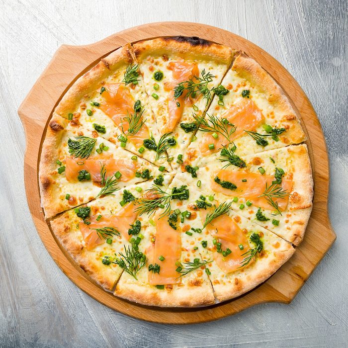 Pizza au saumon et asperges