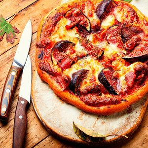 Pizza à la pancetta et aux figues