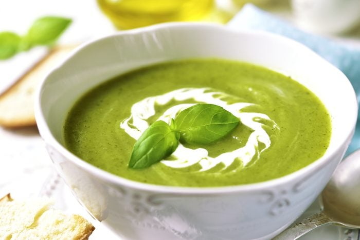 Une recette de soupe aux courgettes sous 200 calories