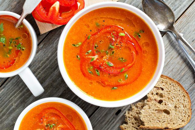Une recette de soupe aux poivrons rouges et orange