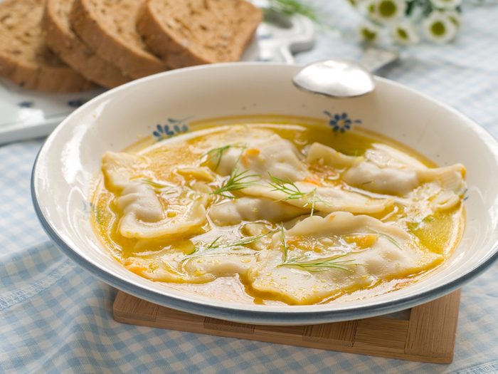 Une recette de soupe aux raviolis et courgette