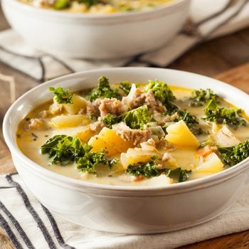 Une recette de soupe portugaise avec saucisse et kale faible en calories