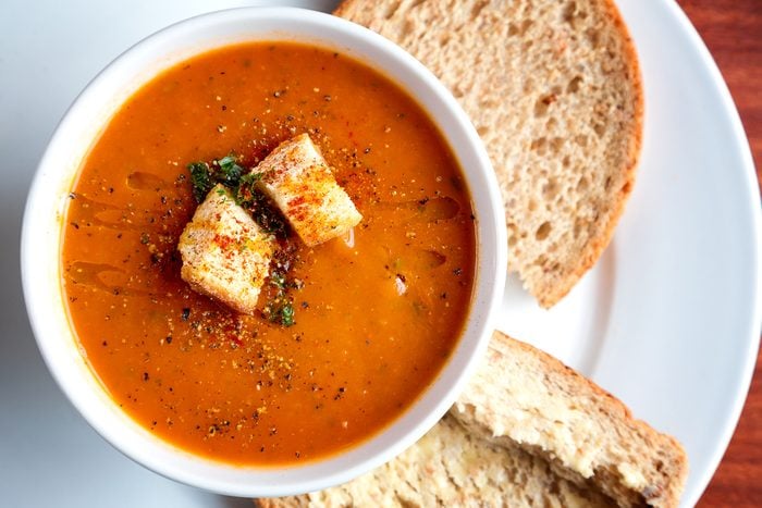 Une recette de soupe aux tomates de moins de 200 calories