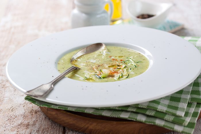 Une recette de soupe aux épinards et à la courge de moins de 200 calories