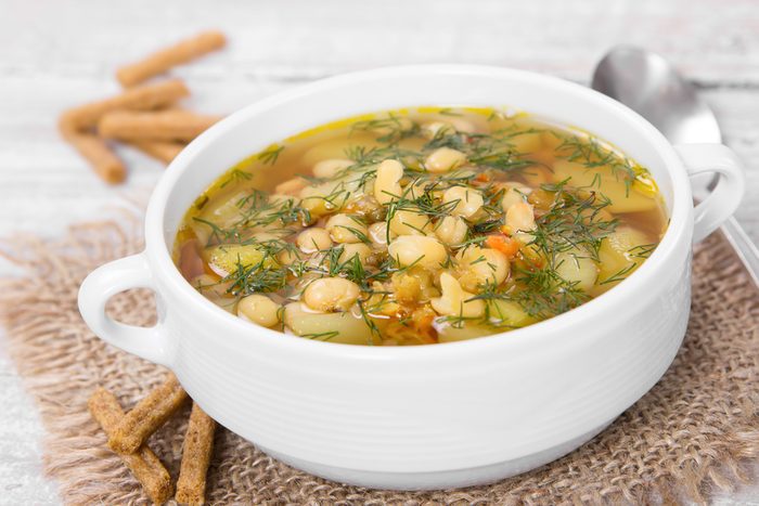 Une recette de soupe aux haricots blancs et épinards faible en calories
