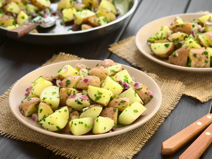 Essayez cette recette de salade de pommes de terres à la cajun.
