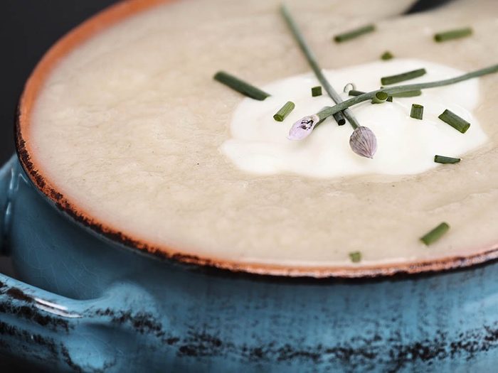 Essayez cette recette de soupe de pommes de terre au fromage Suisse.