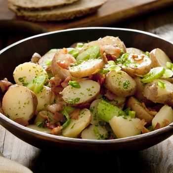 Une recette de salade de pommes de terre.