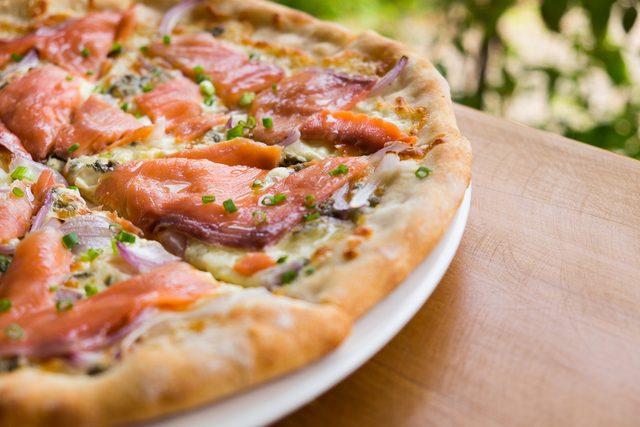 Une pizza au saumon: notre recette sant.
