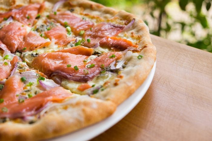 Une pizza au saumon: notre recette santé.