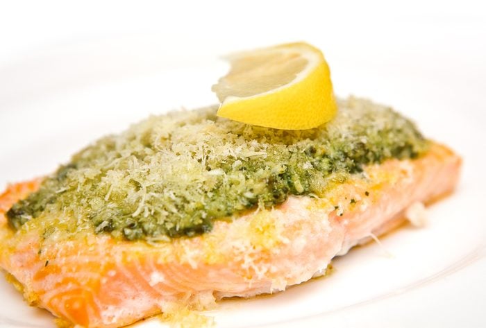 Une recette santé de saumon à la chapelure citronnée.