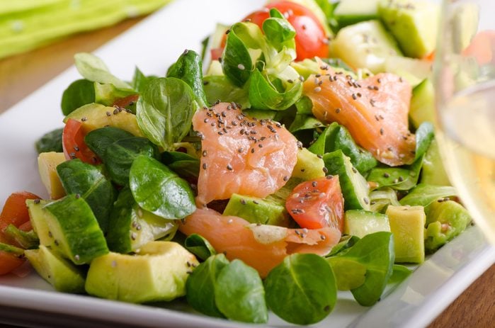 Une salade au saumon santé prête en 30 minutes.