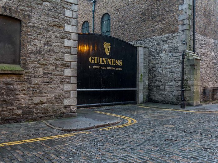 En Irlande, visitez l'entrepôt de Guinness.