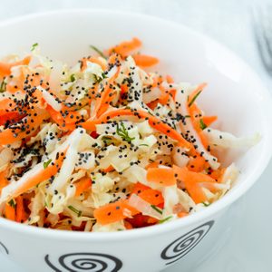 Salade de chou réinventéé au sésame et à l’orange