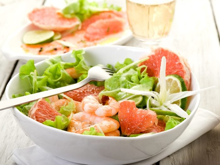 Une recette de salade santé aux crevettes et au pamplemousse.