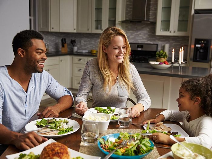 Voici des astuces pour prendre des repas santé en famille.