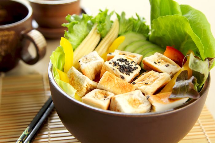 Une recette de salade au tofu pour les lundis sans viande