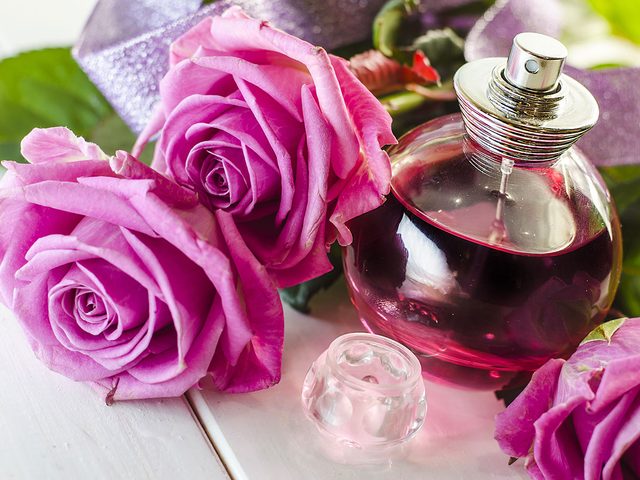 Un vaporisateur pour tissu  odeur de rose en tant qu'aromathrapie.