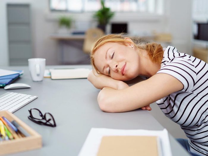 Maintenez votre énergie au travail en faisant une courte sieste.
