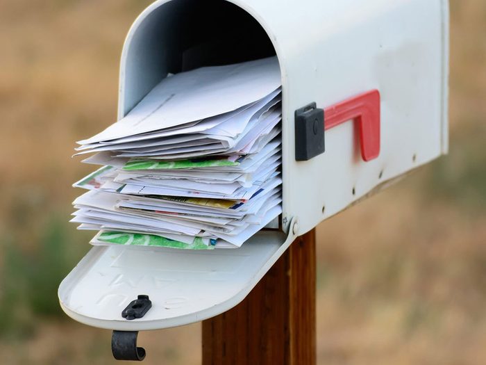 L’accumulation de courrier dans votre boîte à lettres met en danger la sécurité de la maison.