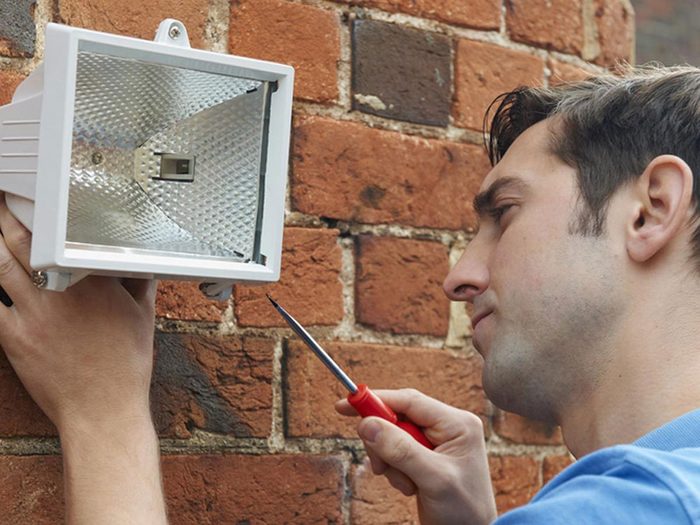 Installer un meilleur éclairage extérieur pour une meilleure sécurité de la maison.