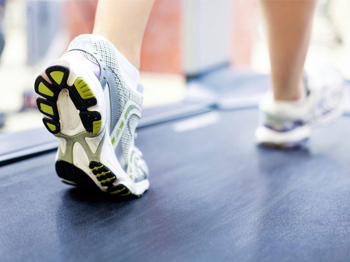 La marche rapide entre quatre murs, sur un tapis de course, est une bonne façon de perdre du poids.