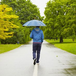 Marcher sous la pluie est une bonne façon de perdre du poids.